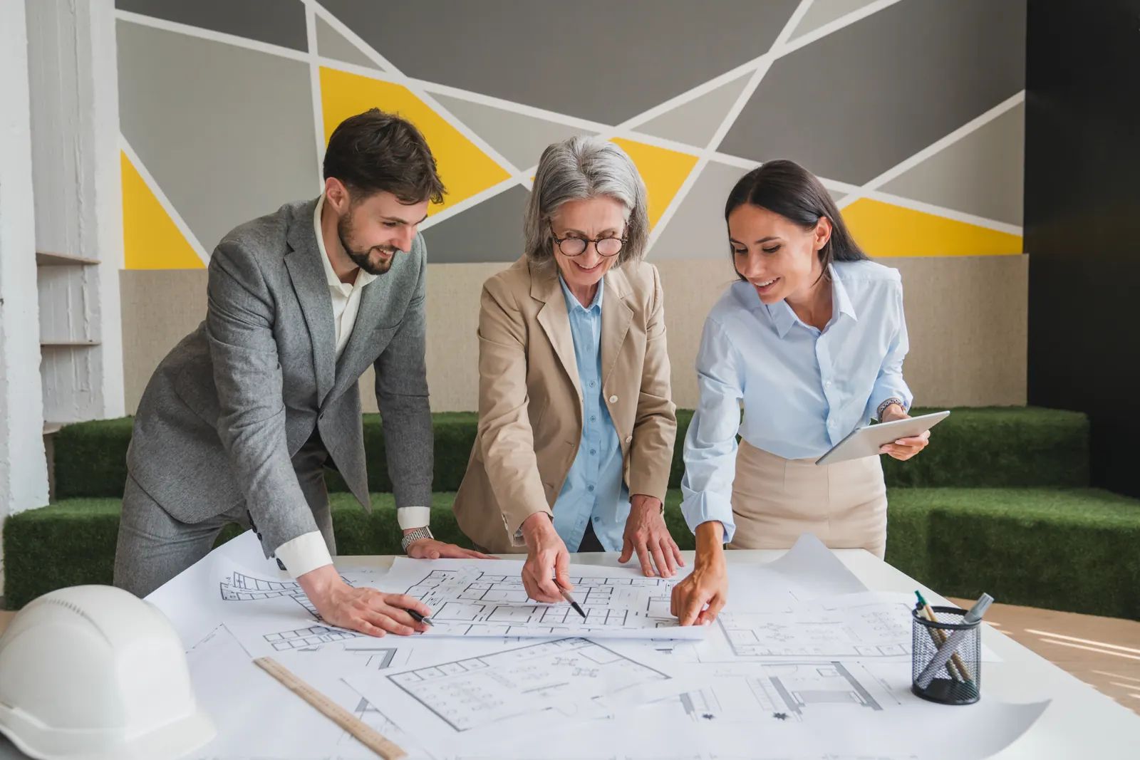 Architectes examinant des plans
