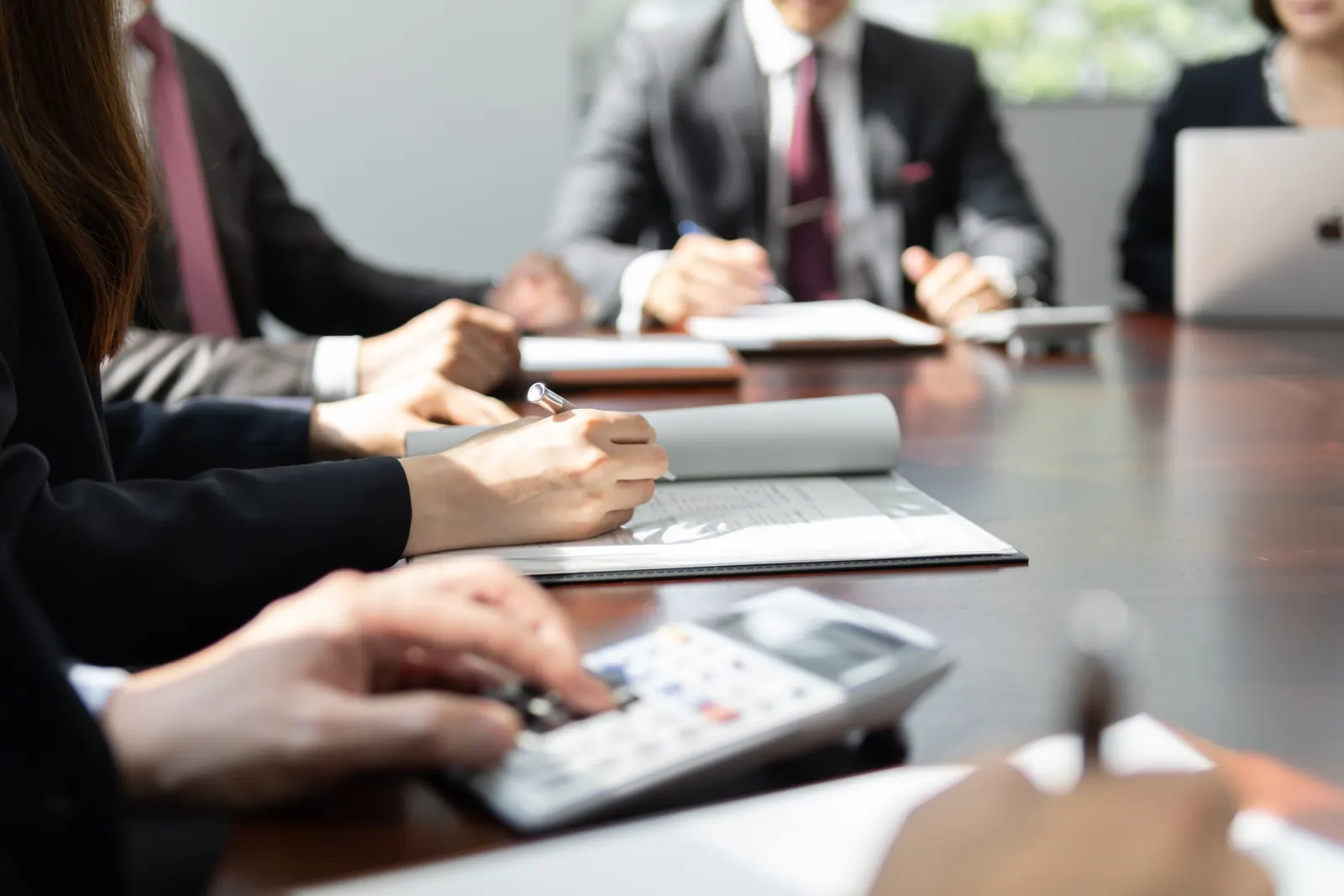 Calculatrice et documents comptables sur une table de réunion