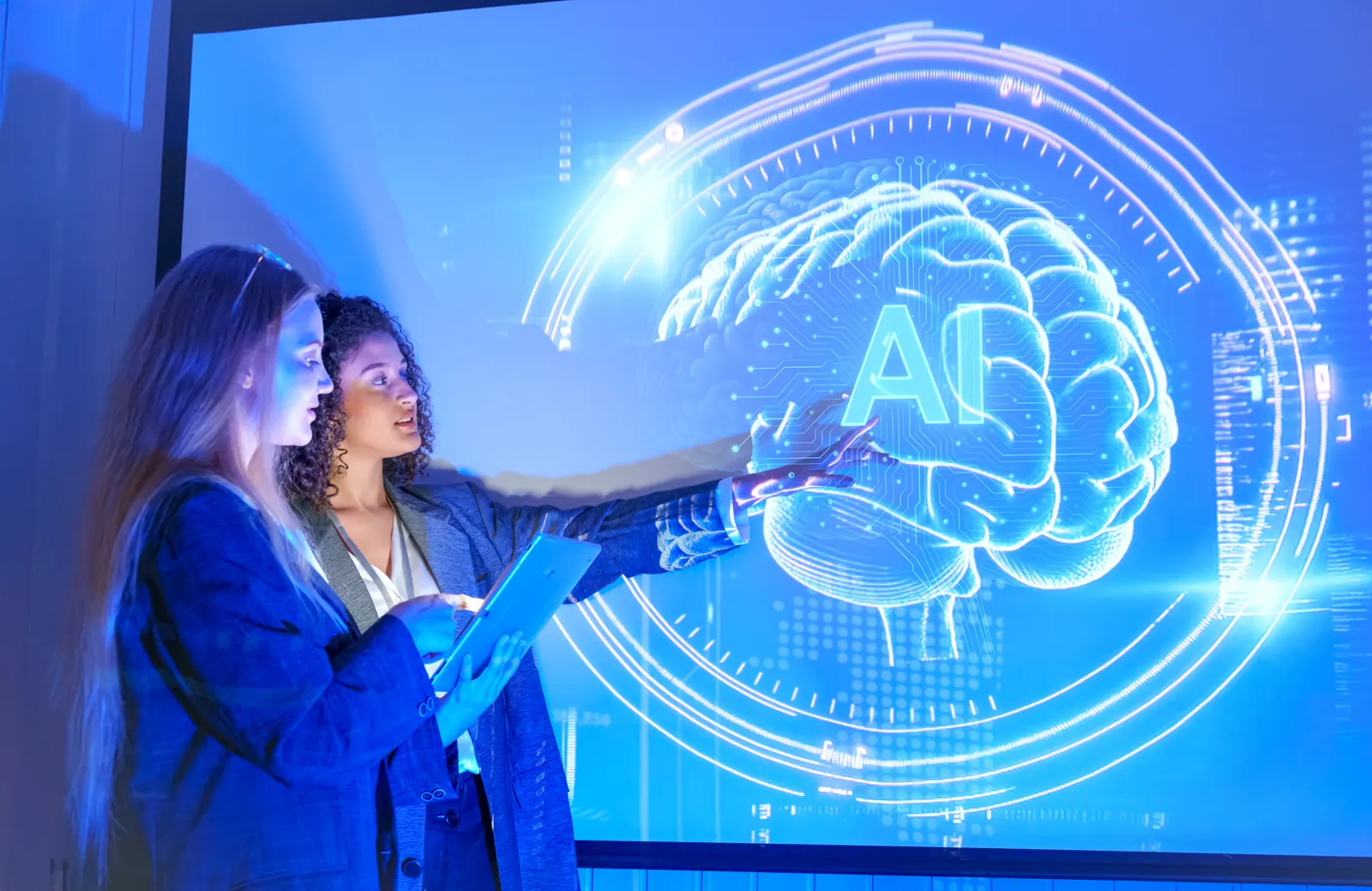 Deux professionnelles devant un écran présentant une intelligence artificielle