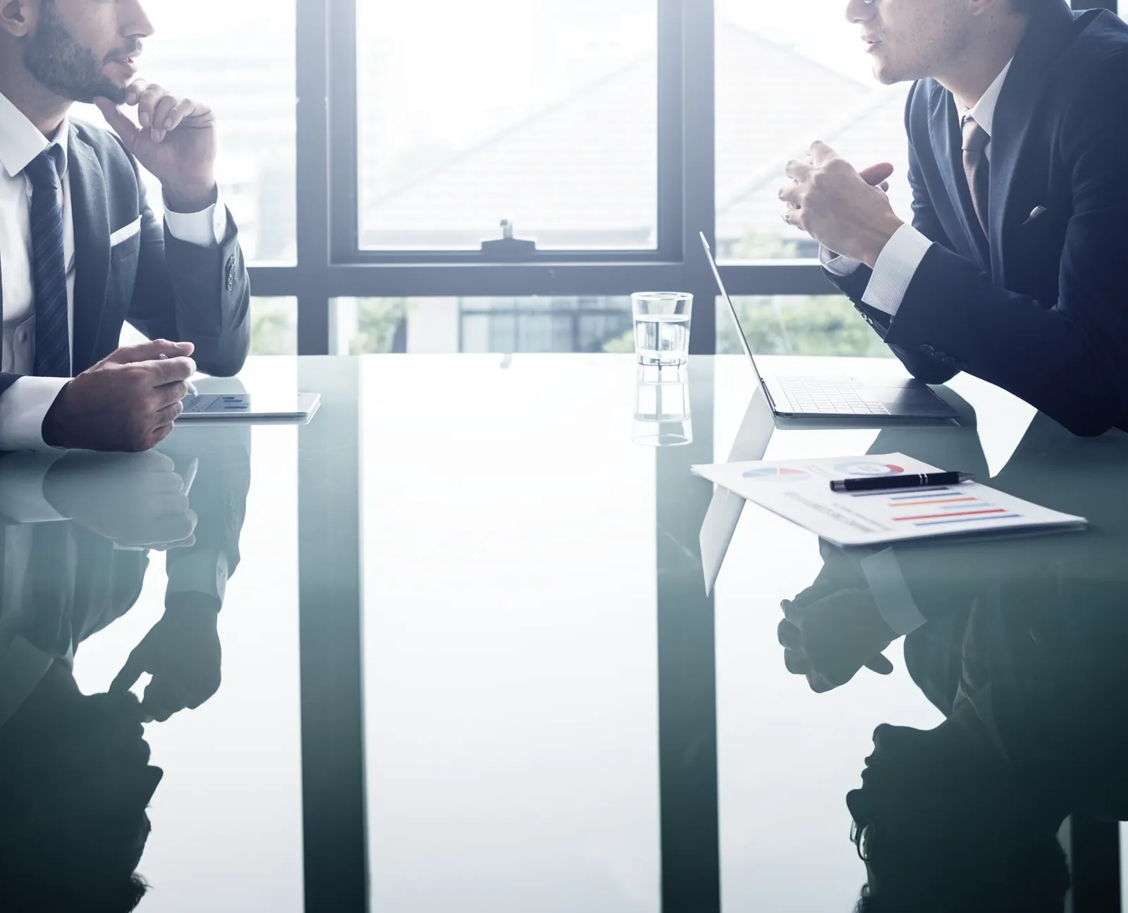 Deux responsables marketing analysent des résultats autour d'une table