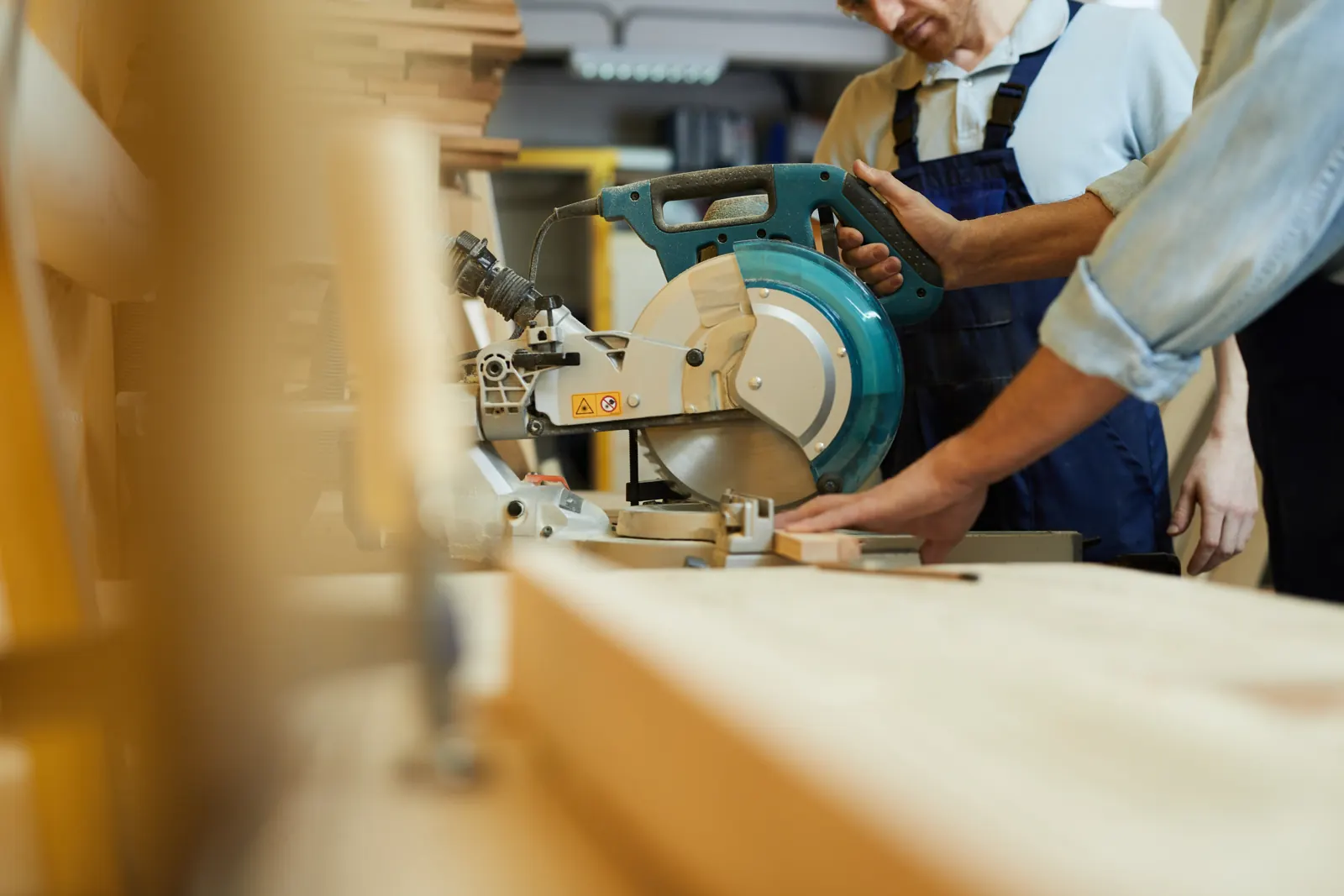 Artisan menuisier au travail dans son atelier