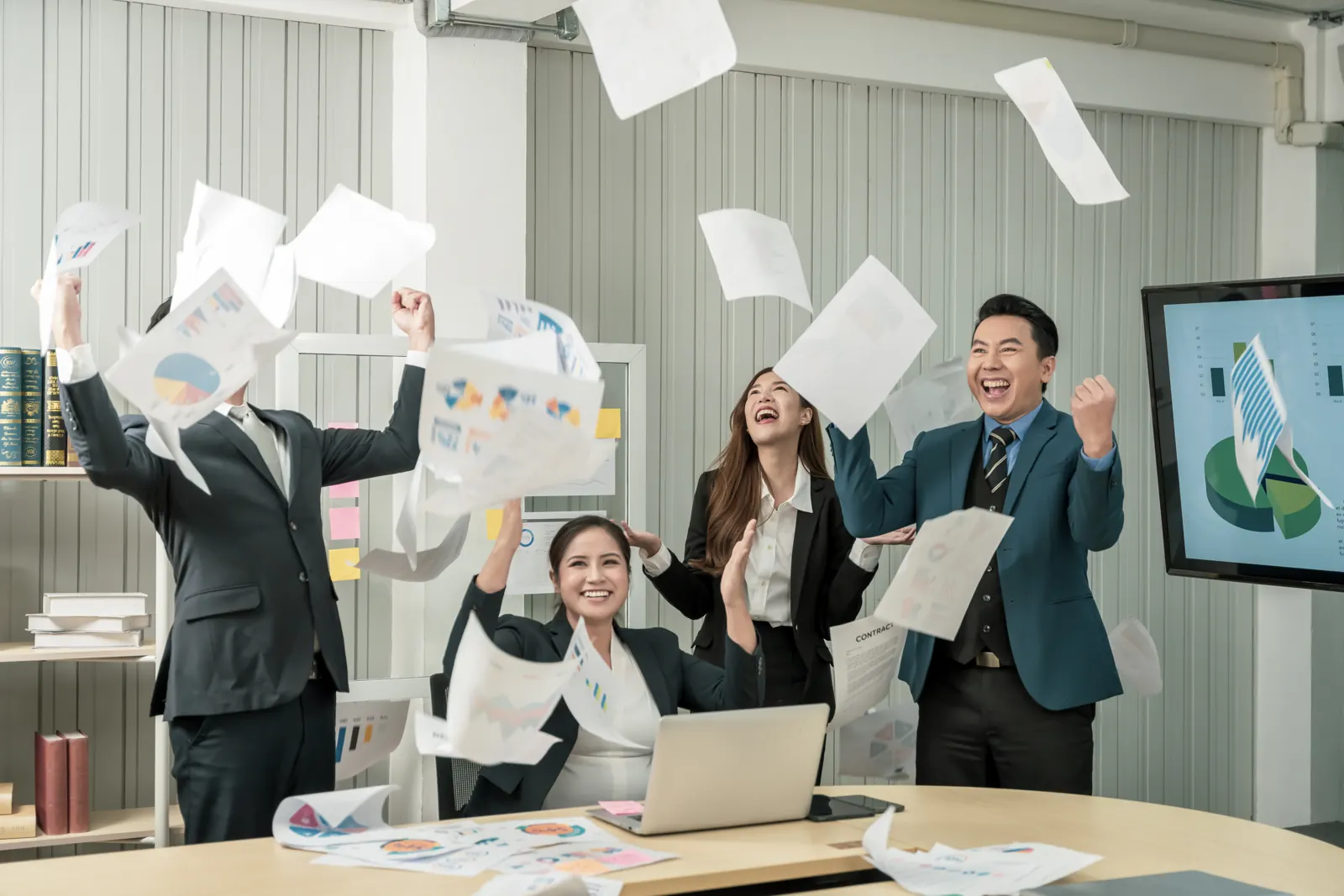 Équipe joyeuse au travail