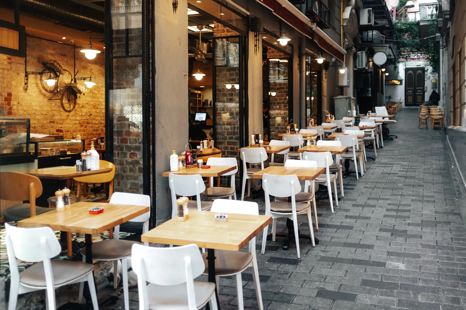 Terrasse de restaurant prête pour le service