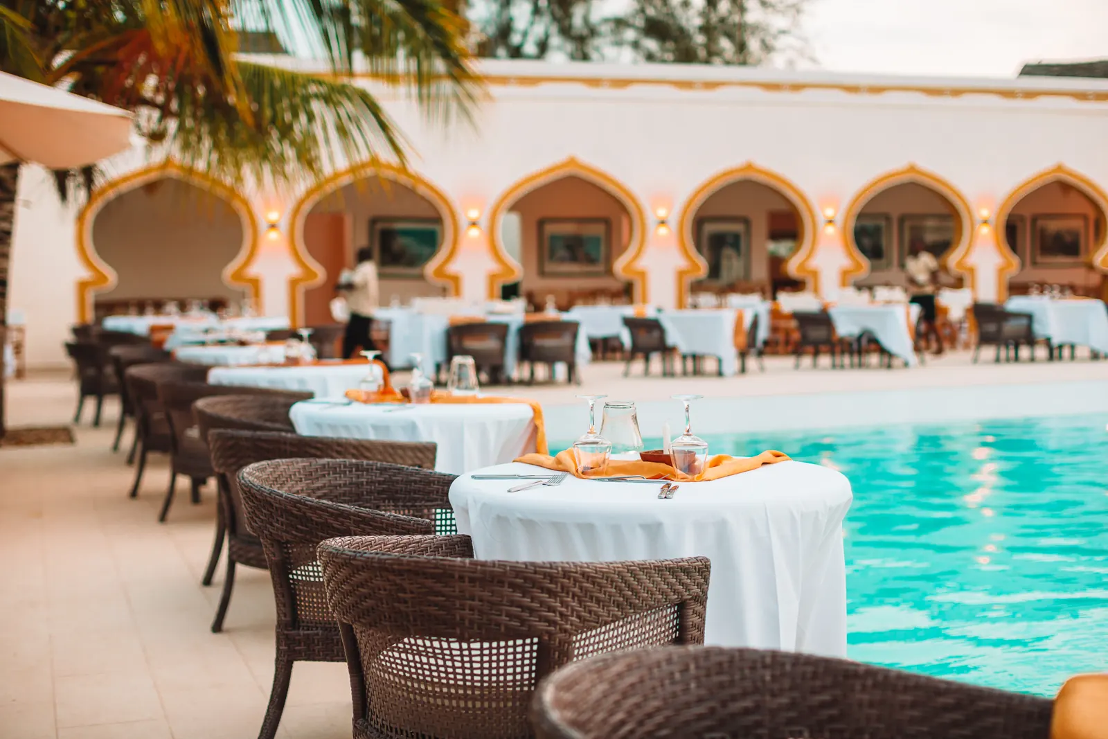 Patio d'inspiration marocaine avec piscine