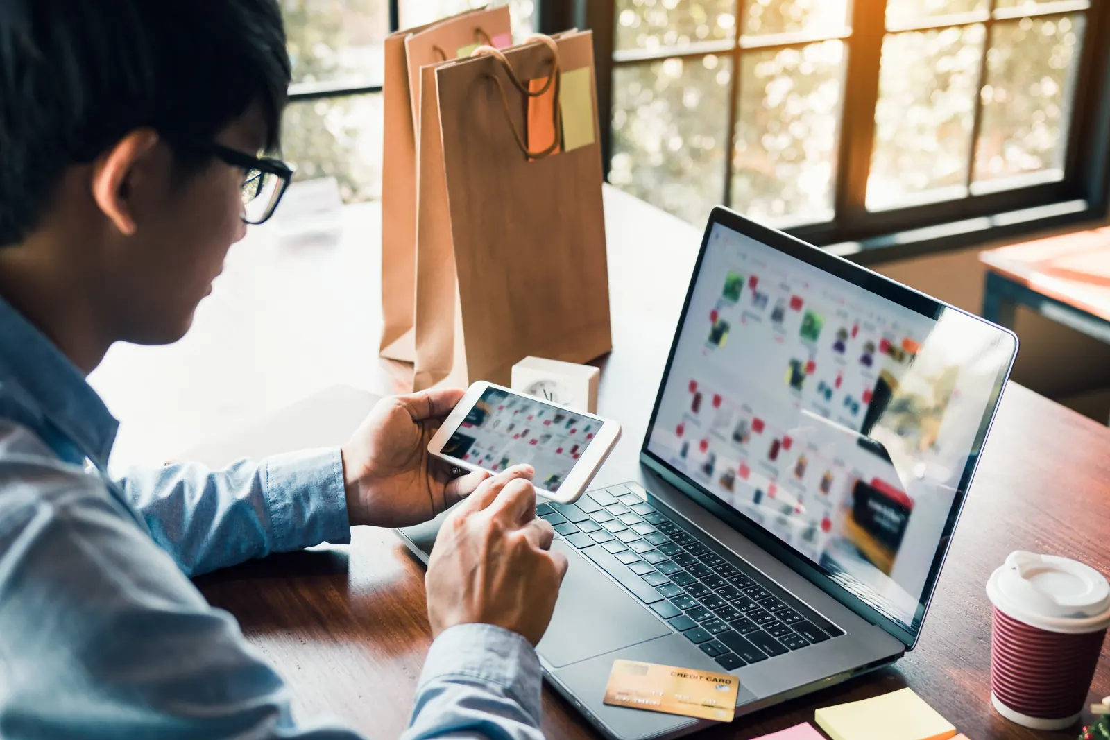 Client faisant un achat en ligne