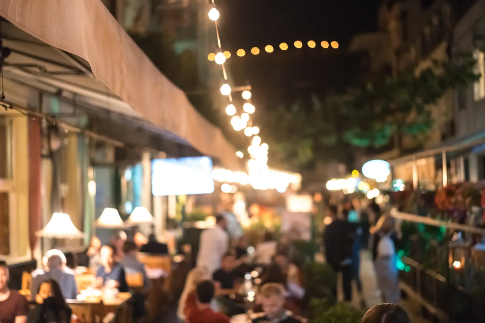 Terrasse de café animée le soir