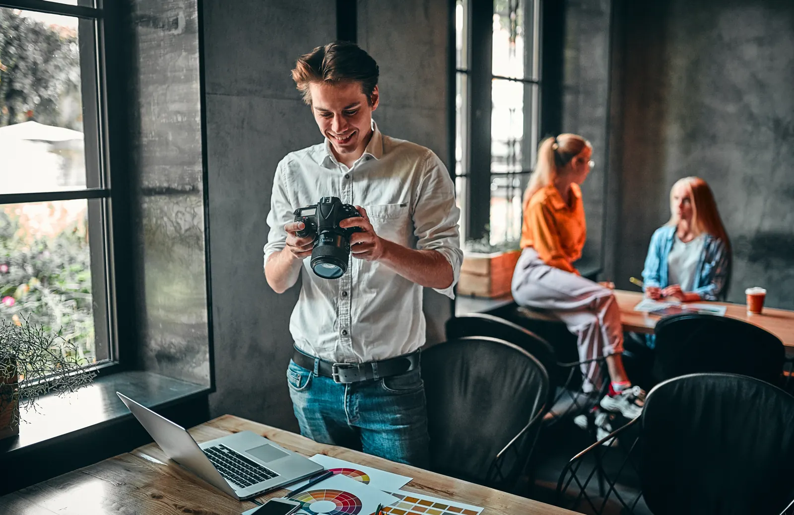 Photographe préparant des prises de vue de produits