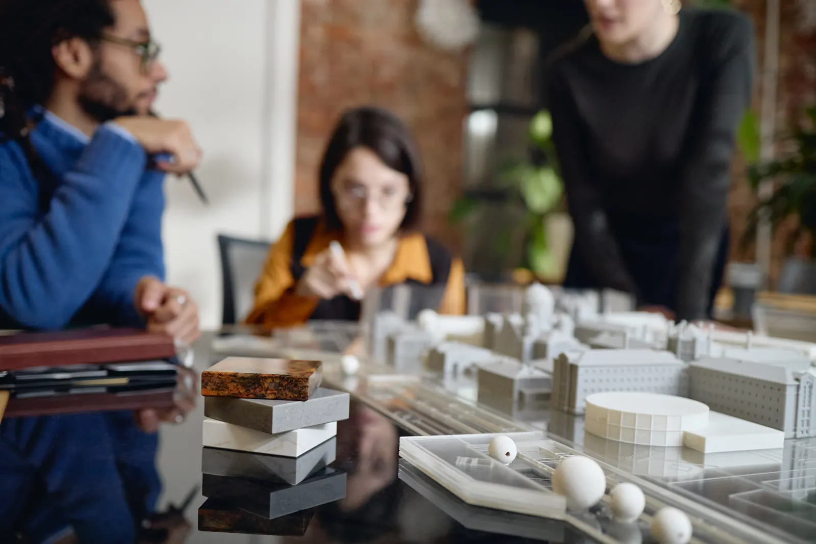 Discussion autour d'une maquette de projet immobilier