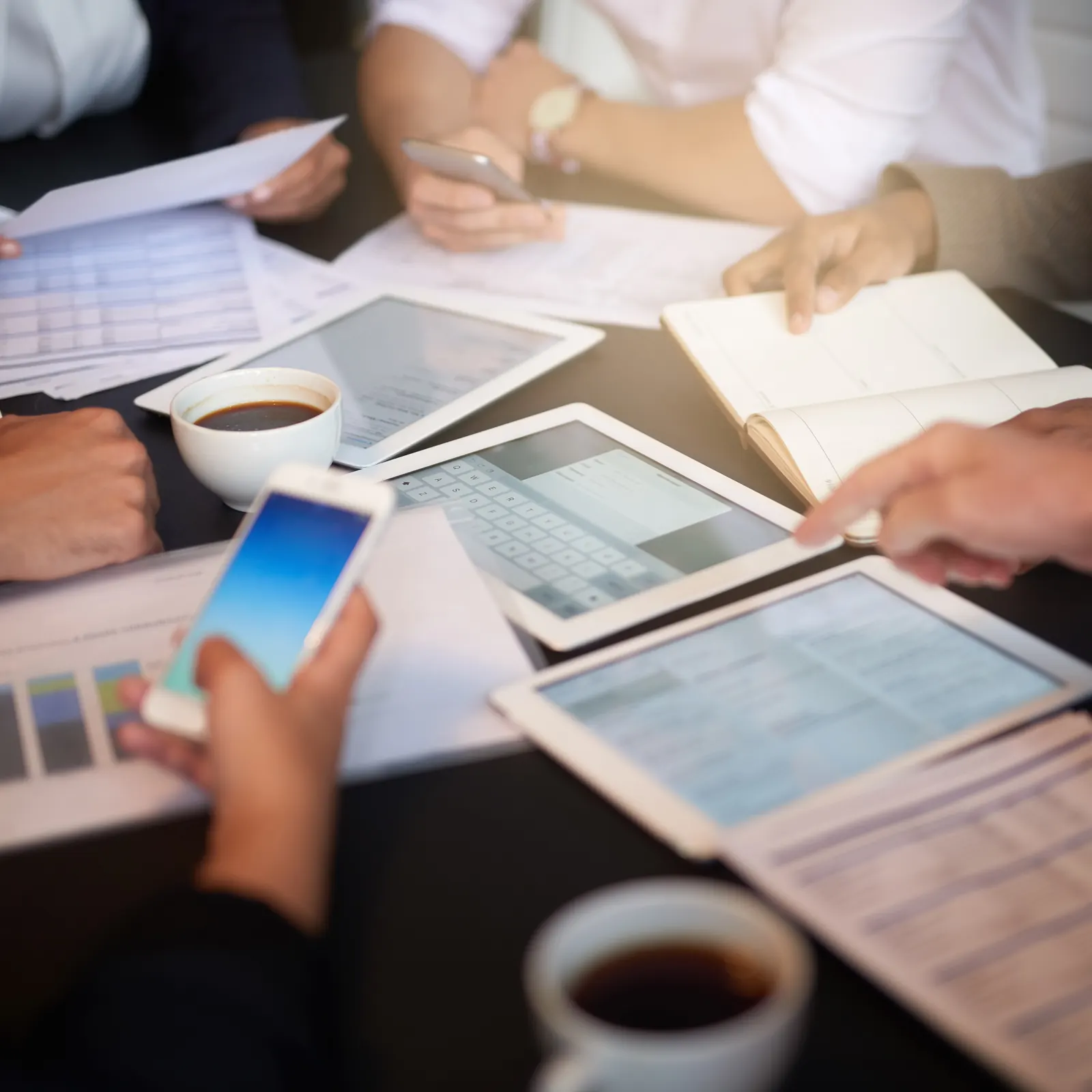 Professionnels utilisant tablettes et smartphones
