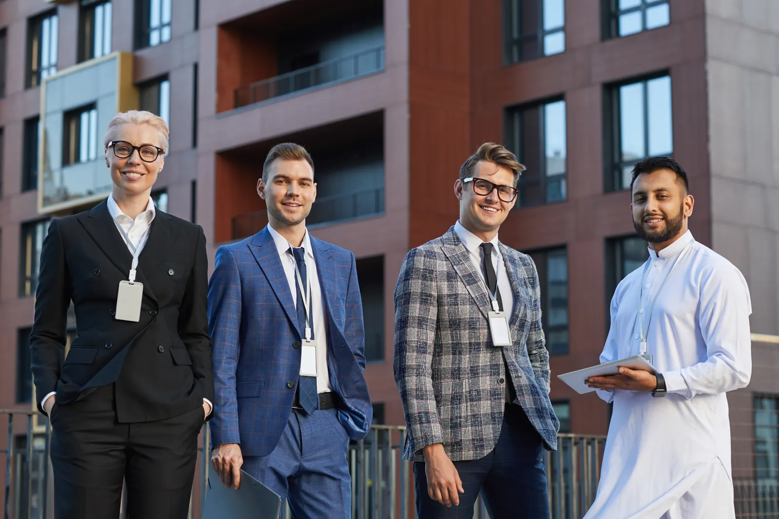 Professionnels devant un immeuble résidentiel