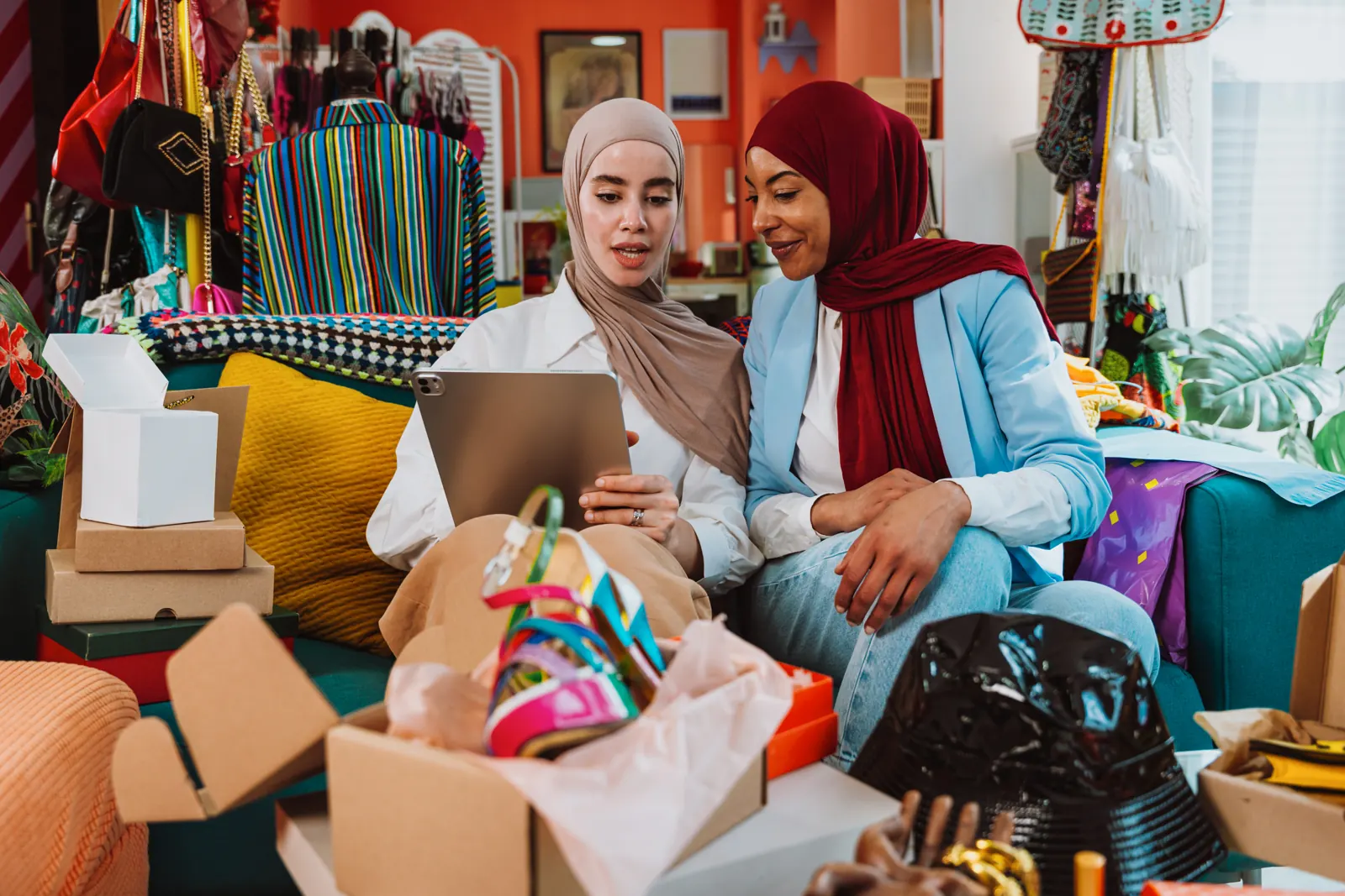 Deux femmes préparant des produits et un catalogue sur tablette
