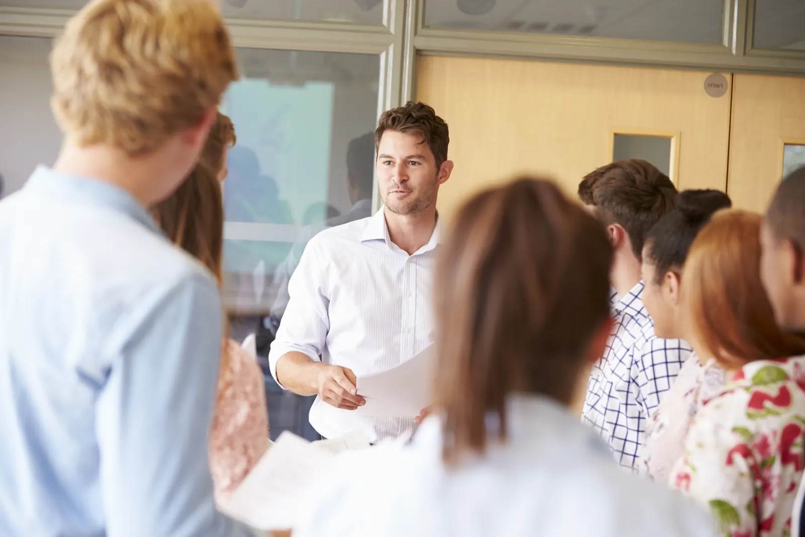 Salariés échangeant au bureau