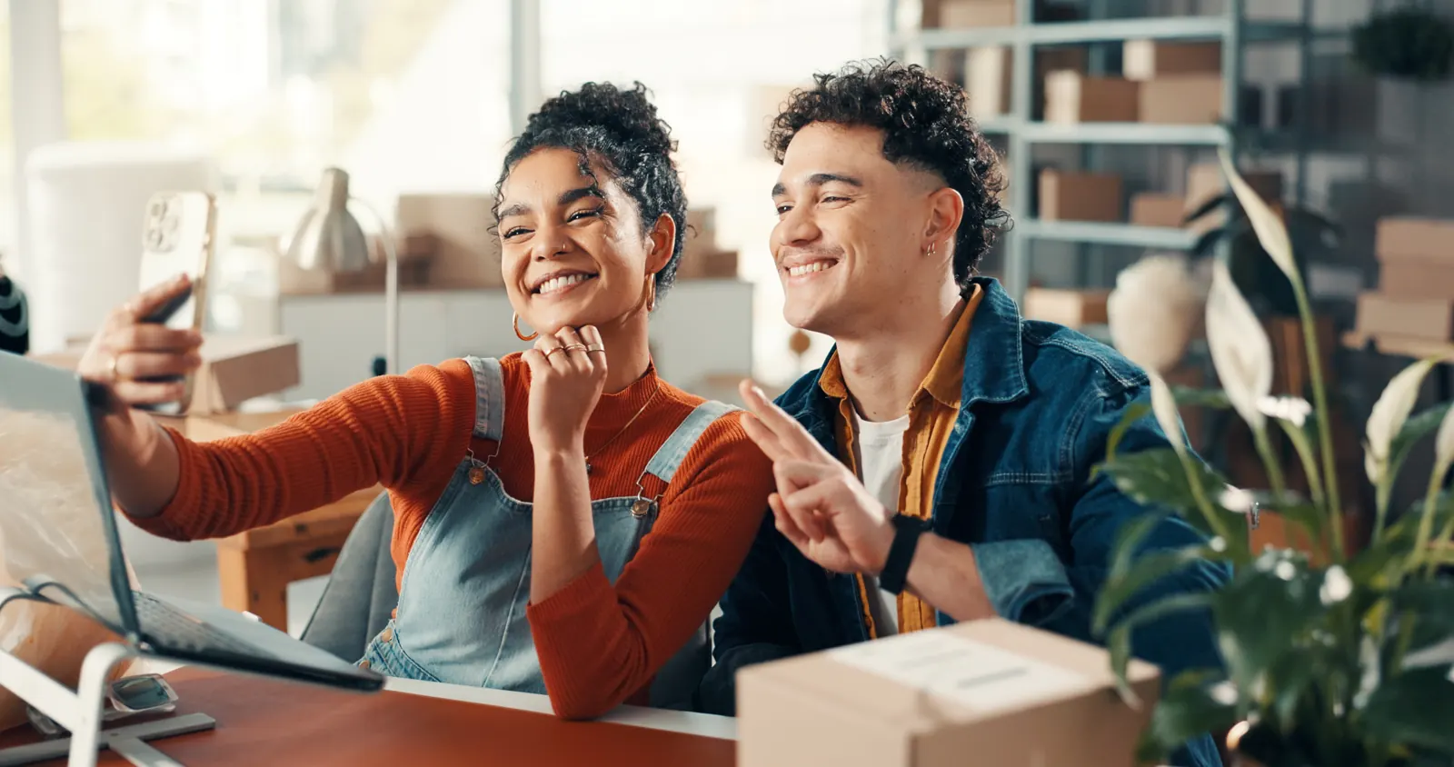 Jeunes commerçants filmant une vidéo pour leur boutique